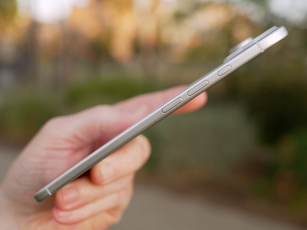 Ya no es un rumor, es una imagen: se filtra la batería del iPhone 17 Air y es tan fina "que asusta" 