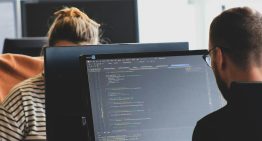 Cada vez más programadores dependen de la IA para programar. Y cada vez se fían menos de ella