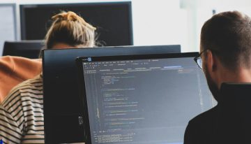 Cada vez más programadores dependen de la IA para programar. Y cada vez se fían menos de ella