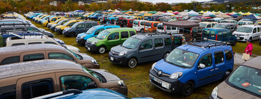 Miles de japoneses se reúnen cada año a los pies del Monte Fuji para celebrar a un coche-mito: la Renault Kangoo 