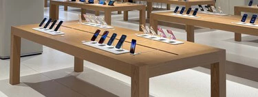 No tener MagSafe en el iPhone 16e no solo nos ha pillado por sorpresa a nosotros… Apple ha tenido que ingeniárselas para exponerlo en sus tiendas