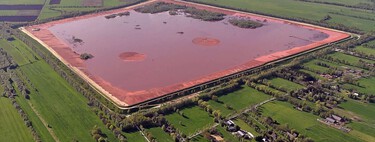 Galicia tiene una piscina tan grande como 120 campos de fútbol llena de lodo rojo tóxico. Y van a ampliarla