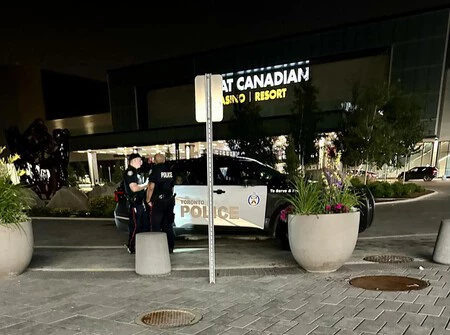 Ladrón siendo detenido en la puerta del casino