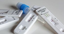 El covid repunta con las interacciones del verano: las ventas de test en farmacia aumentan el 125% desde mayo