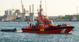 Desembarcan en Lanzarote por razones humanitarias 49 polizones que viajaban en un barco procedente de Dakar