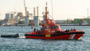 Desembarcan en Lanzarote por razones humanitarias 49 polizones que viajaban en un barco procedente de Dakar