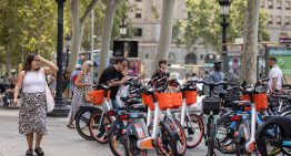 Multas y bicicletas mal estacionadas: el quebradero de cabeza del ‘sharing’ en Barcelona