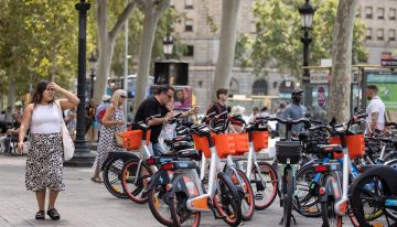 Multas y bicicletas mal estacionadas: el quebradero de cabeza del ‘sharing’ en Barcelona
