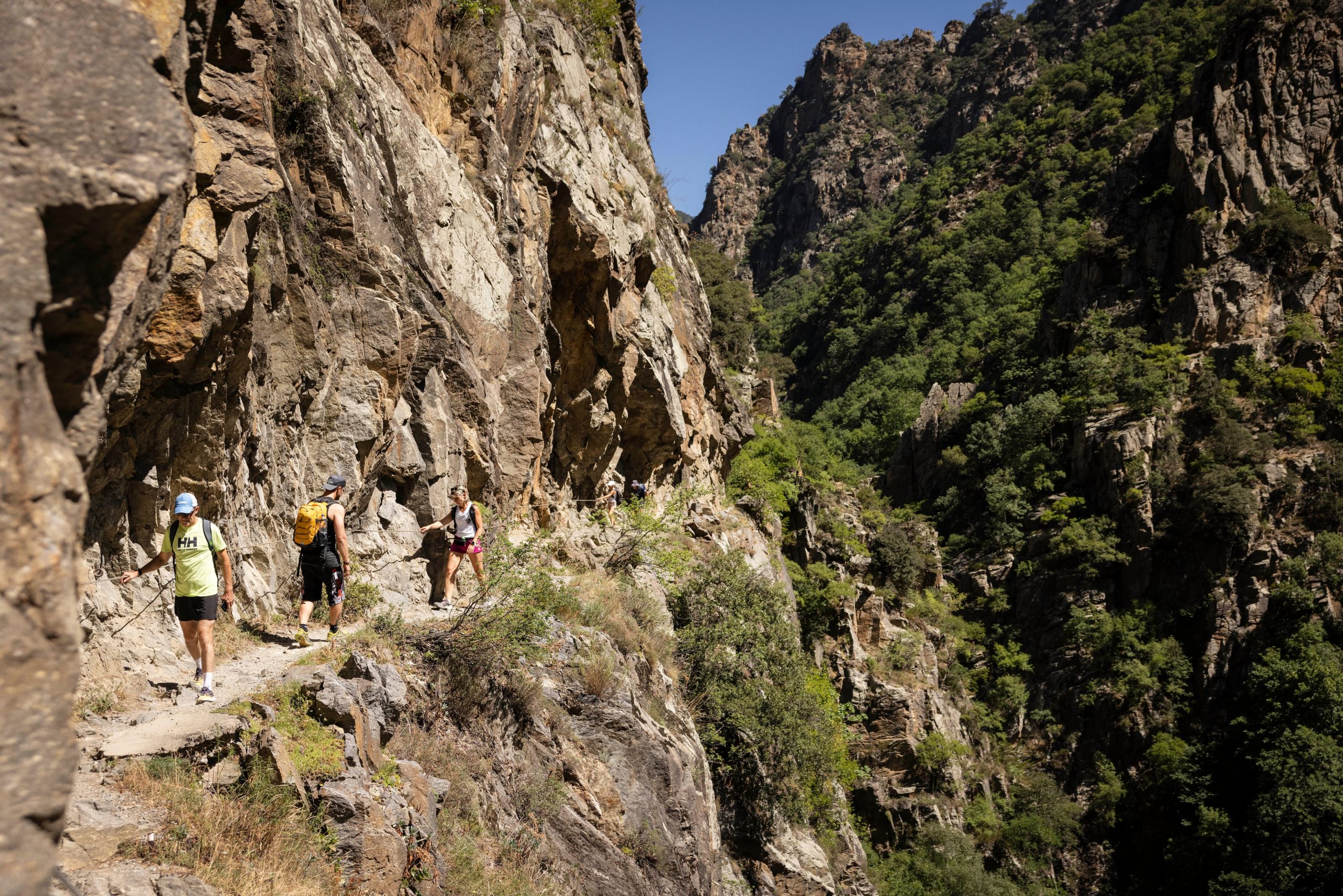 Excursionistas atraviesan las Gorges de Carançà, en el Pirineo francés.