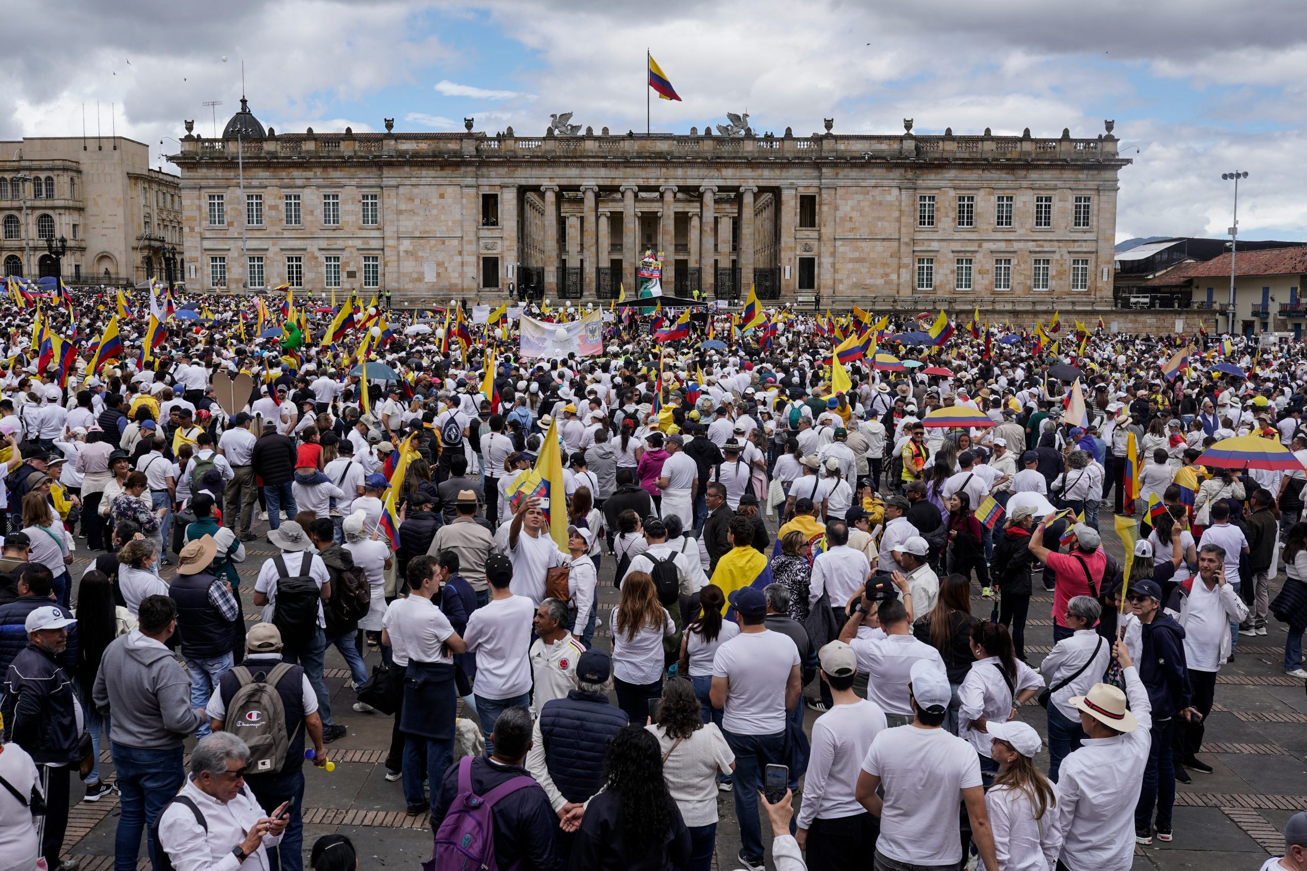 Más de 70 mil personas marcharon en repudio al atentado contra Uribe Turbay, en Bogotá, este domingo.