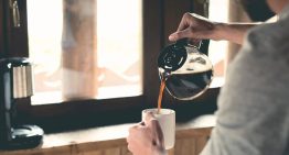 La cafetera que arrasa no solo por su rebaja: incluye molinillo, prepara 12 tazas a la vez y logra un sabor más intenso