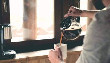 La cafetera que arrasa no solo por su rebaja: incluye molinillo, prepara 12 tazas a la vez y logra un sabor más intenso