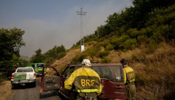 Un bombero muerto y otro herido al volcar una autobomba en las labores de extinción en León