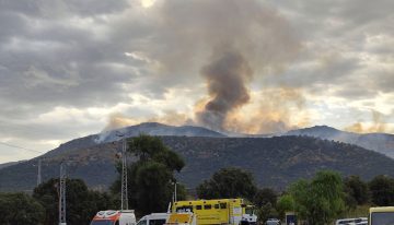 Los incendios forestales cortan al menos 14 carreteras, incluida la A-66 entre Casas del Monte y Plasencia (Cáceres)