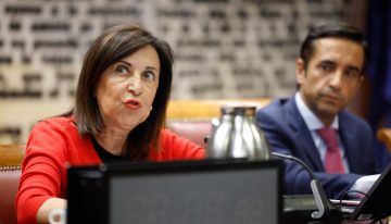 Robles acusa a Feijóo de intentar “hacerse una foto” a costa del Ejército con los incendios