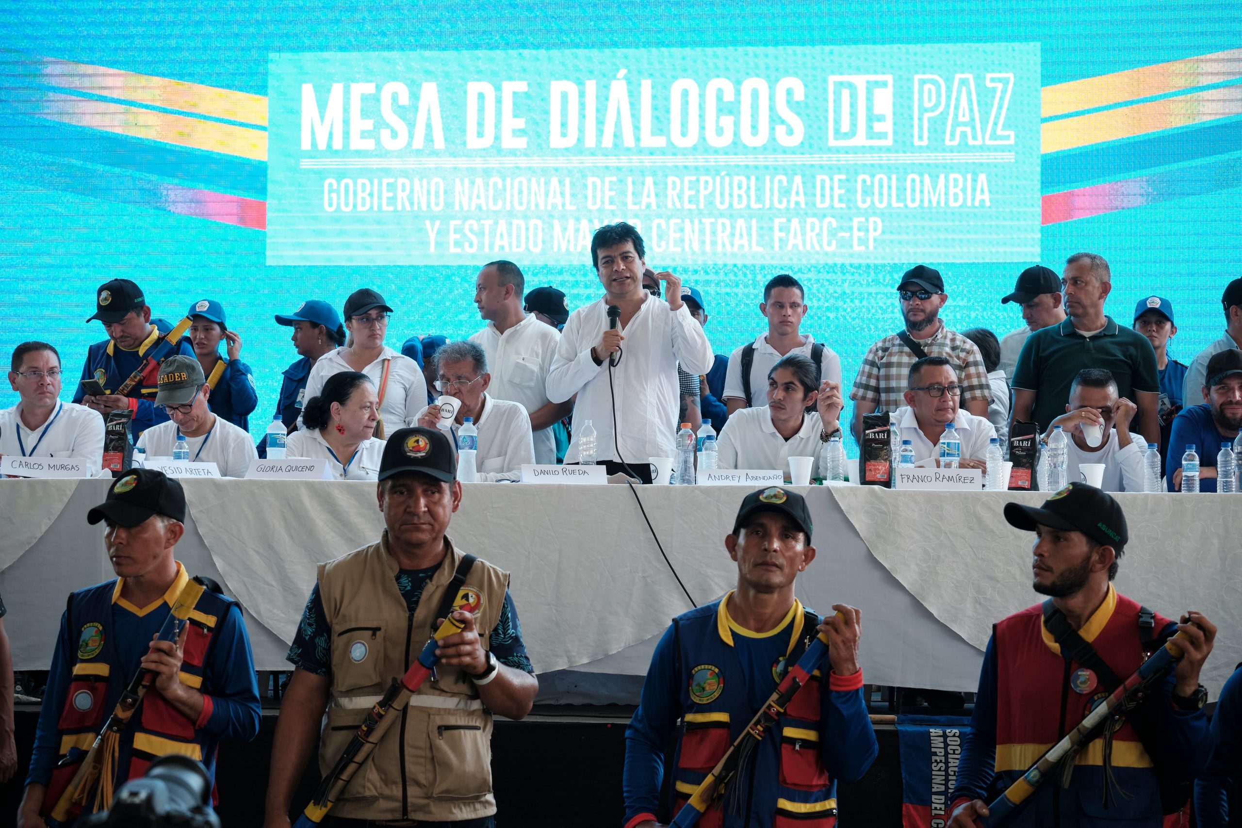 Danilo Rueda, exalto comisionado para la Paz, habla durante la mesa de diálogo con el Estado Mayor Central, en Tibú (Norte de Santander), el 8 de octubre de 2023.