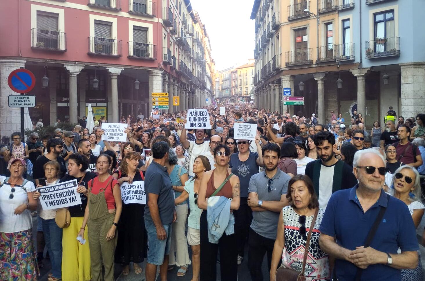 Vecinos de Valladolid sostienen pancartas en las que exigen la dimisión de Alfonso Fernández Mañueco y de su consejero de Medio Ambiente, Juan Carlos Suárez-Quiñones.