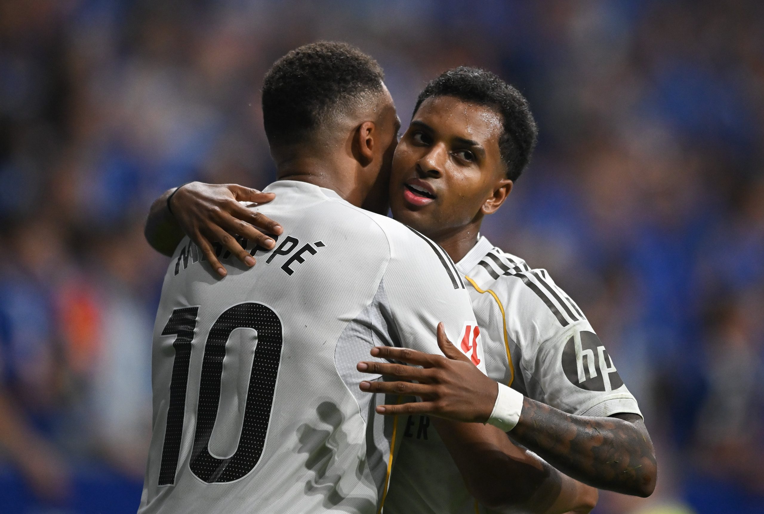 Kylian Mbappé y Rodrygo celebran el 0-1 del Real Madrid en Oviedo.