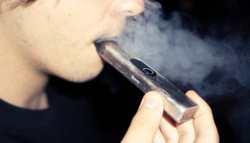 Los jóvenes que vapean tienen tres veces más probabilidades de comenzar a fumar