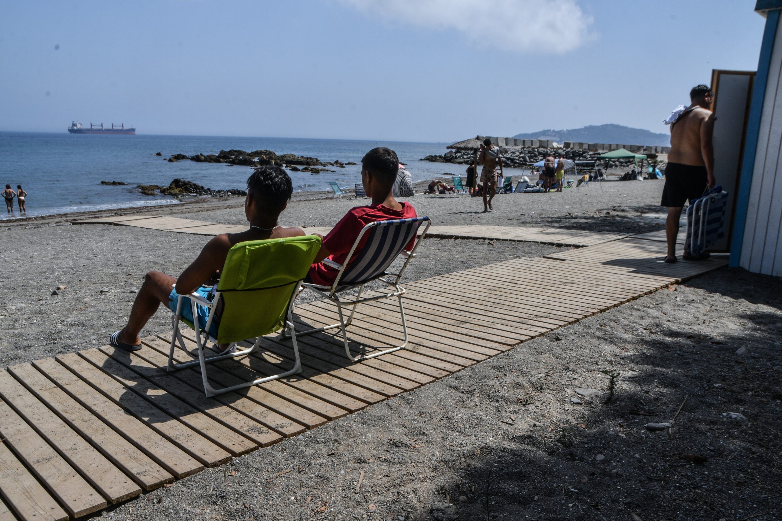 Desde la izquierda, Osama y Mohsin, en la playa del Trampolín en Ceuta debajo del Centro de Inmigrantes. Los dos trabajaban en empresas texiles en Marruecos. A Mohsin le gustaría trabajar en lo mismo, Osama quiere ser peluquero. 
