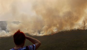 Última hora de los incendios en España, en directo | El fuego entre Zamora y Ourense sigue descontrolado y obliga a desalojar a 1.700 personas