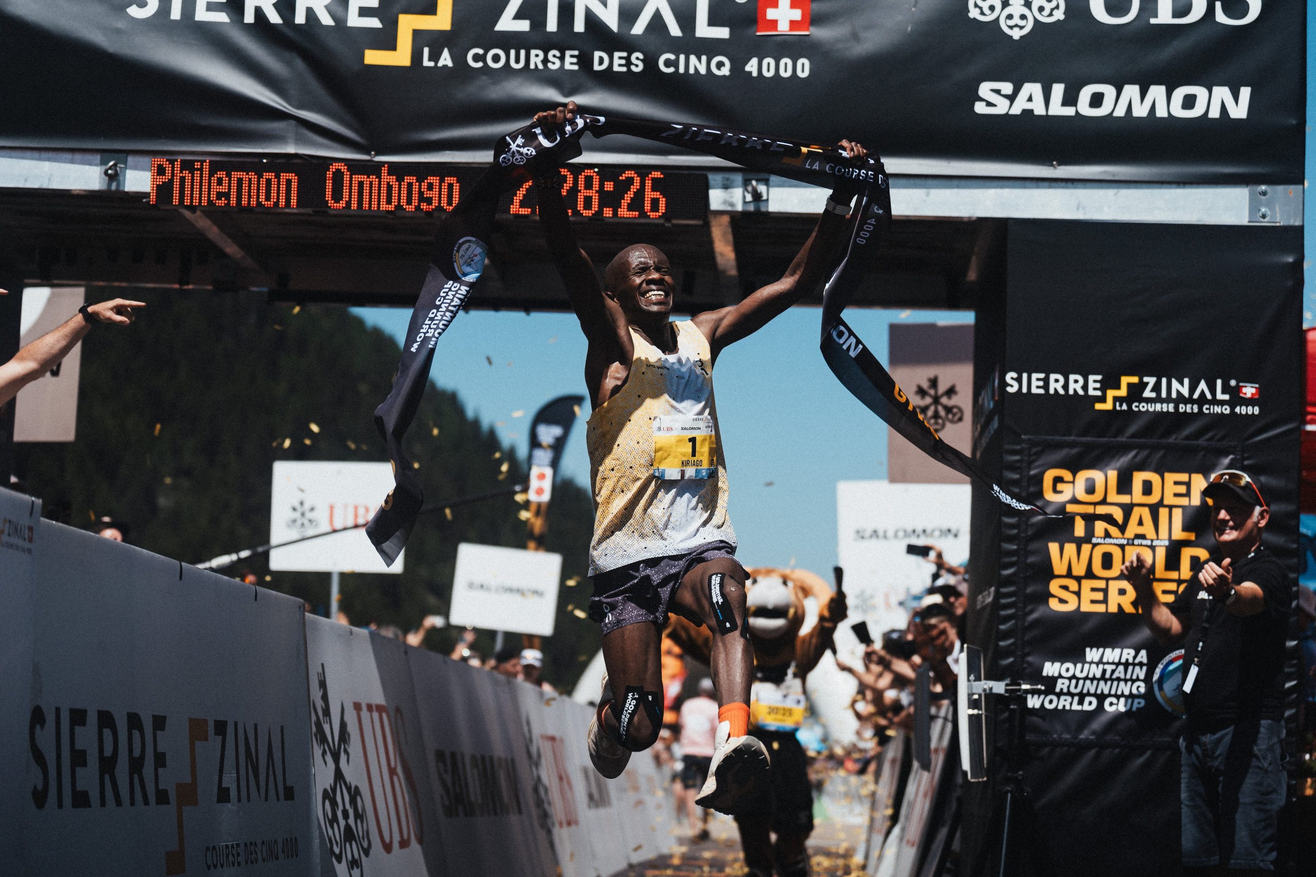 Philemon Kiriago celebra su victoria en la meta de la Sierre-Zinal este sábado. Foto cedida por Golden Trail World Series.