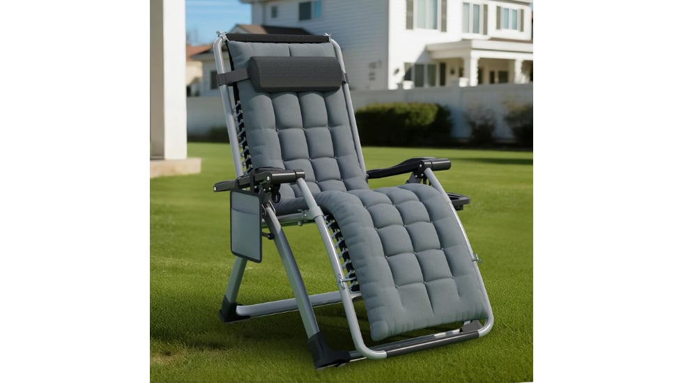 La tumbona es reclinable, plegable y cuenta con un soporte para los vasos.