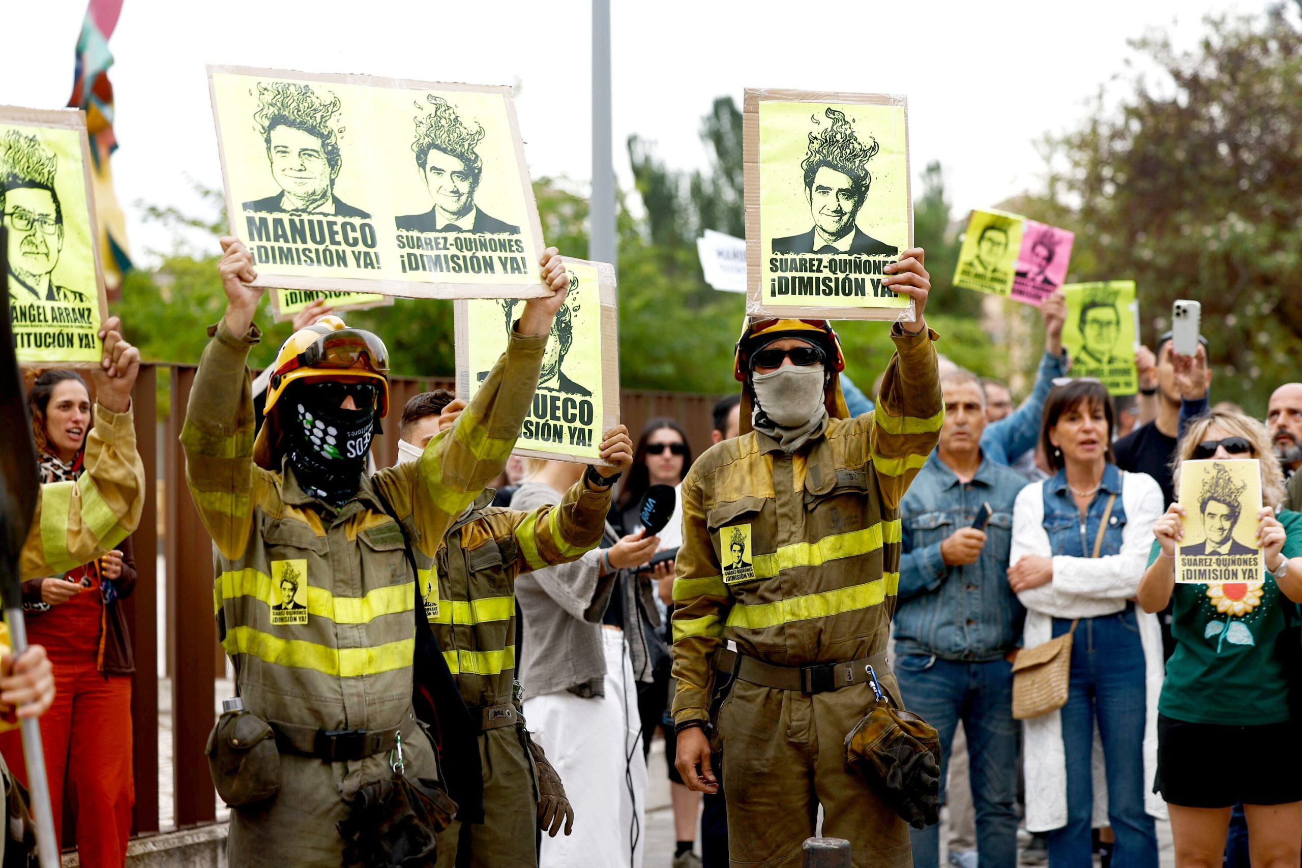 Concentración de bomberos forestales frente a las Cortes de Castilla y León donde el presidente de la Junta, Alfonso Fernández Mañueco, comparecerá para dar cuenta de los incendios forestales de la comunidad. 