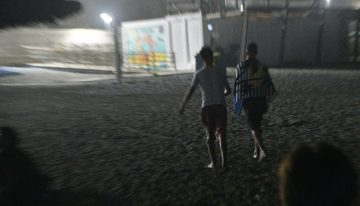 Los incansables ‘nadadores’ presionan en la frontera de Ceuta: “Te los encuentras mojados y descalzos por la carretera”