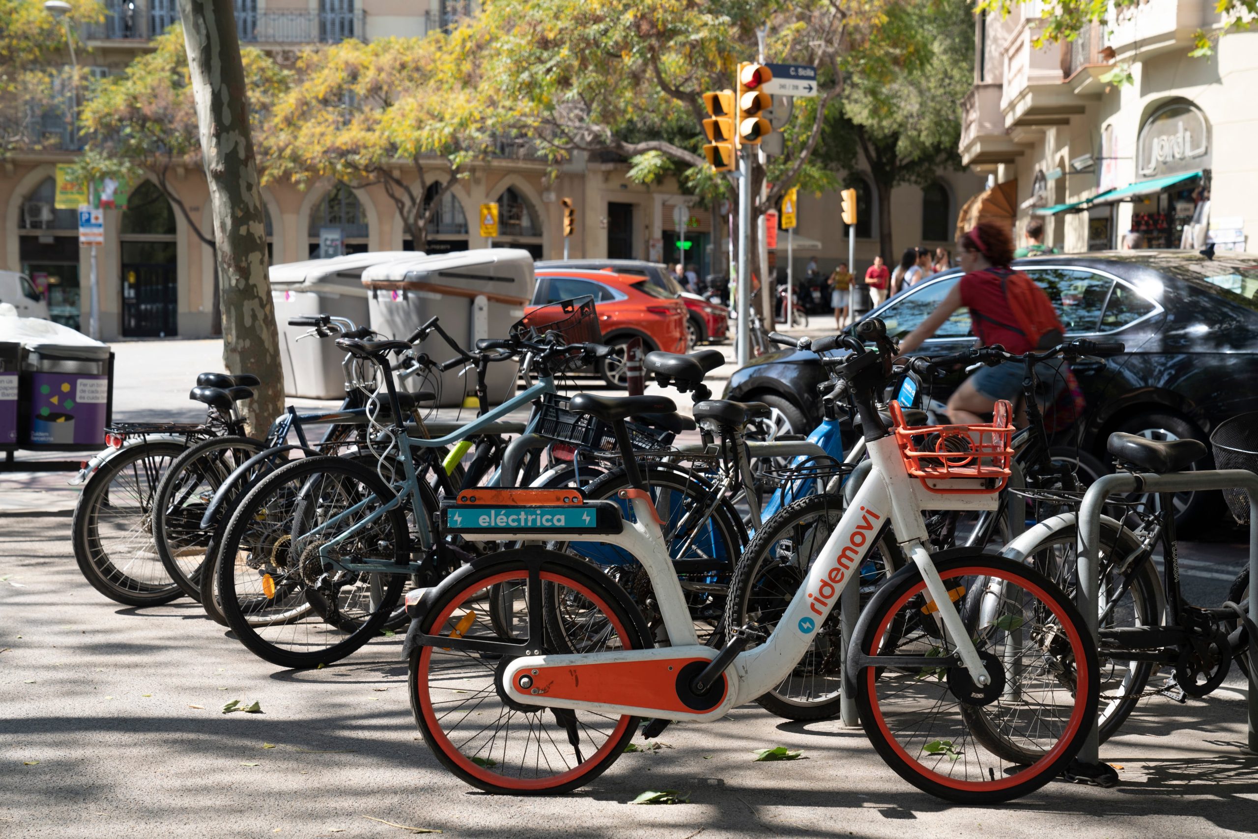 Bicicletas de sharing mal aparcadas en el centro de Barcelona. En la imagen, Calle Provença cerca de la Sagrada Familia.