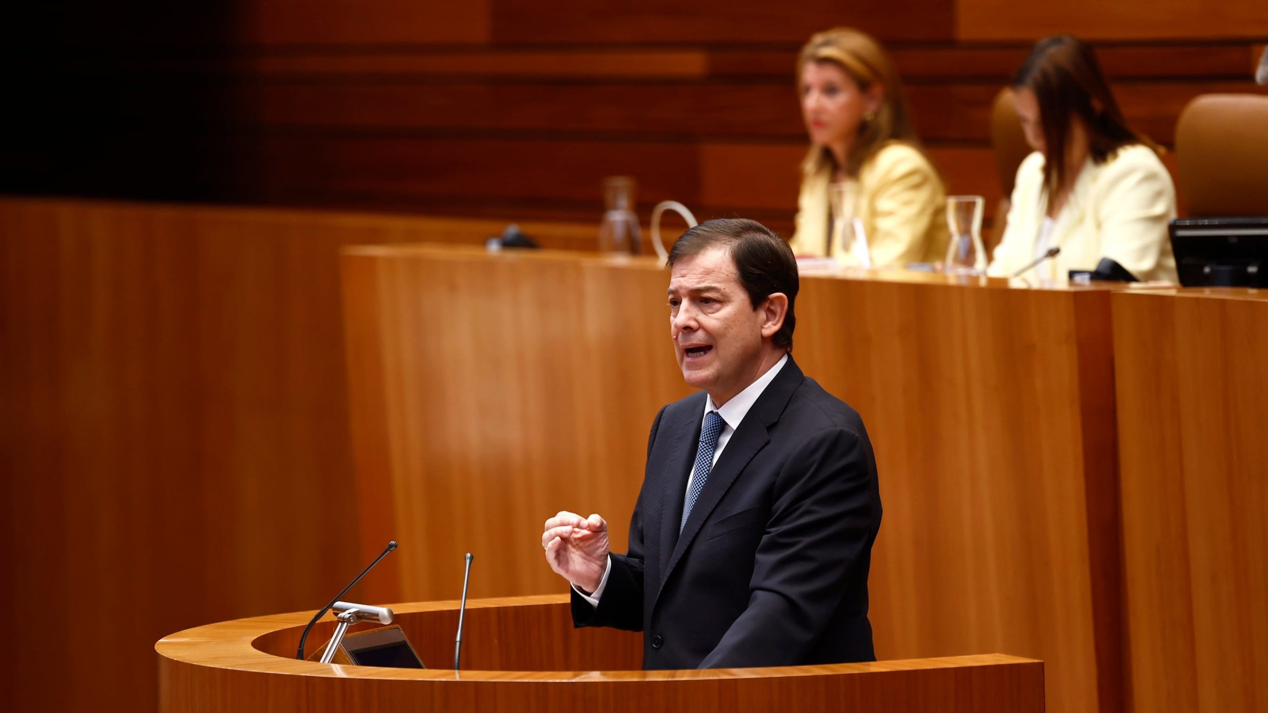 El presidente de la Junta, Alfonso Fernández Mañueco, durante su intervención en la Cámara regional este viernes.