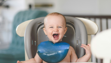 Los “bebés carnívoros” que mastican costillas antes que papillas: la tendencia que divide a pediatras y padres