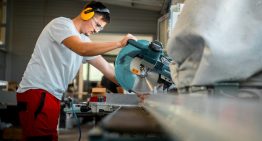 Un dato revela el complicado futuro del relevo laboral en España: habrá solo un joven por cada tres profesionales que se jubilen