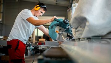 Un dato revela el complicado futuro del relevo laboral en España: habrá solo un joven por cada tres profesionales que se jubilen