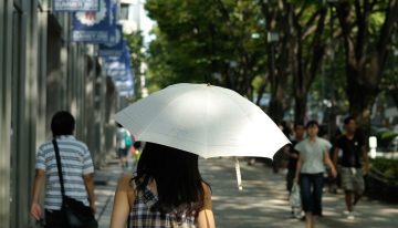Si la pregunta es por qué hay tantos japoneses con paraguas por la calle, la respuesta es sencilla: por algo más que el sol