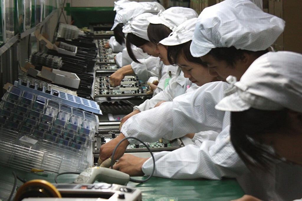 Apple lleva años contratando personal en fábrica solo para atornillar iPhone. Todo ha cambiado por un motivo: reducir la dependencia de China 