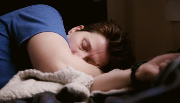 Acostarnos tarde es un pésimo negocio para la salud: la ciencia del sueño tiene claro la hora idónea para irse a dormir
