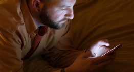 Qué pasa en tu cerebro cuando navegas con el iPhone y tres consejos para evitar que se vuelva compulsivo