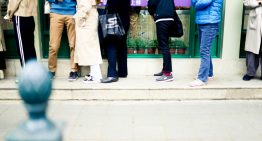 La cultura de hacer cola en UK es tan potente que muchos británicos sufren un auténtico shock cultural al tener que «pedir la vez»