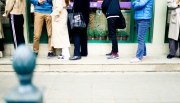 La cultura de hacer cola en UK es tan potente que muchos británicos sufren un auténtico shock cultural al tener que «pedir la vez»