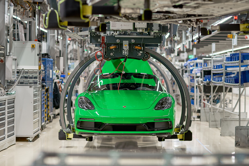 Las marcas están volcándose en el deportivo eléctrico. Porsche y Audi volverán a la combustión porque nadie quiere comprarlos 