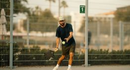 Hay un deporte que está colonizando miles de canchas de tenis en EEUU y se expande con fuerza en España: el pickleball