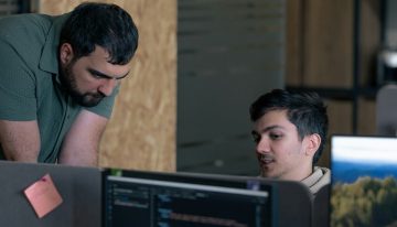 La generación Z ha acuñado un nuevo término para quienes quieren salir a su hora y no busca ascensos: minimalismo profesional