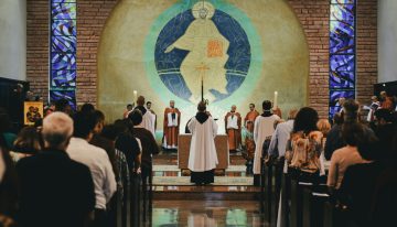 La Iglesia se enfrenta al desafío de un futuro sin curas. De momento ya sabe cómo permitir a las mujeres dar «misa»
