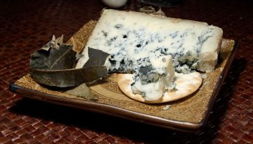 En Asturias alguien pagó 37.000 euros por el queso más caro del planeta. Acto seguido se le cayó al suelo