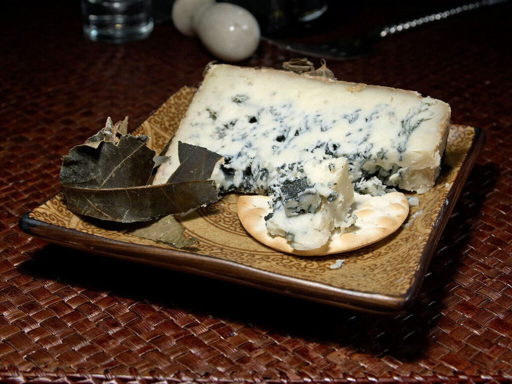En Asturias alguien pagó 37.000 euros por el queso más caro del planeta. Acto seguido se le cayó al suelo