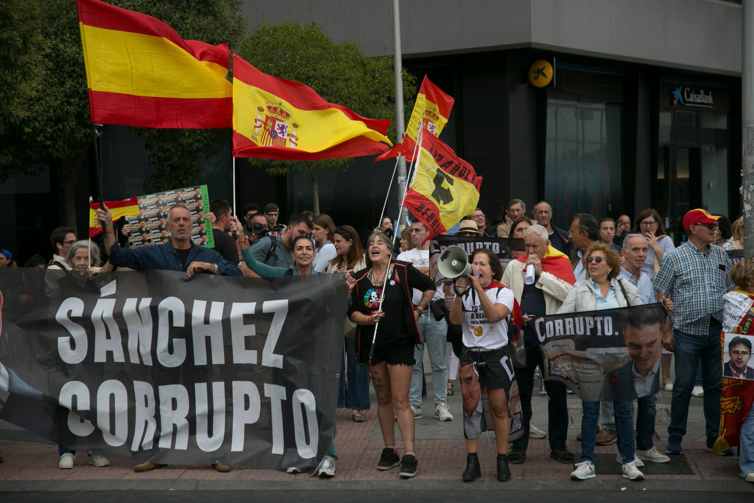 Concentración de Hazte Oír frente a los juzgados de Plaza de Castilla, este sábado, en Madrid. 