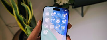 Mi iPhone ha cambiado por completo tras actualizarlo a iOS 26. La obsesión por lo transparente es solo el comienzo