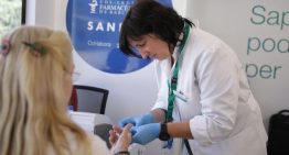 Una unidad móvil ofrece servicios asistenciales y consejos farmacéuticos gratuitos en Barcelona