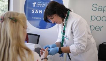 Una unidad móvil ofrece servicios asistenciales y consejos farmacéuticos gratuitos en Barcelona
